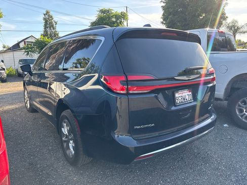 Used 2022 Chrysler Pacifica Touring-L AWD/4WD image 3