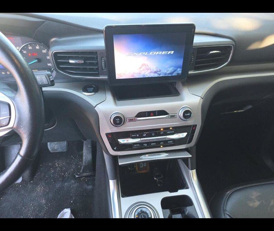 Used 2024 Ford Explorer XLT w/ Equipment Group 202A AWD/4WD image 6