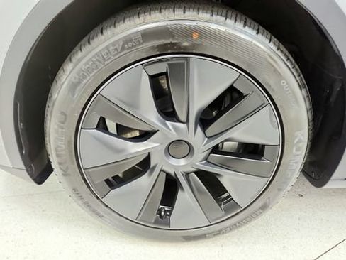 Used 2025 Tesla Model Y Long Range RWD image 73