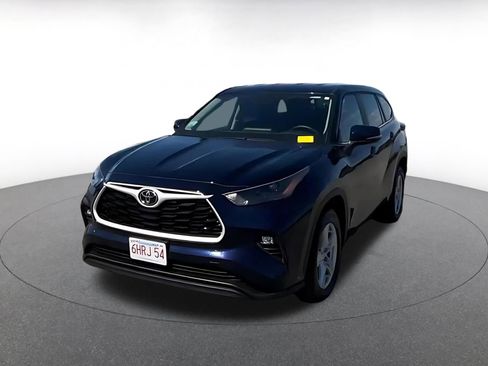Used 2025 Toyota Highlander LE FWD image 7