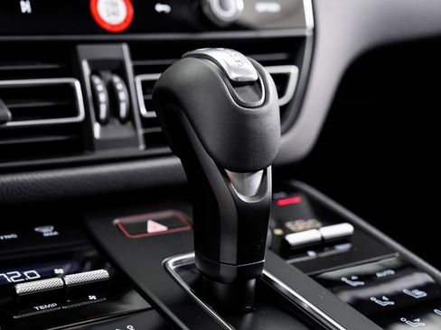 Used 2025 Porsche Macan image 22