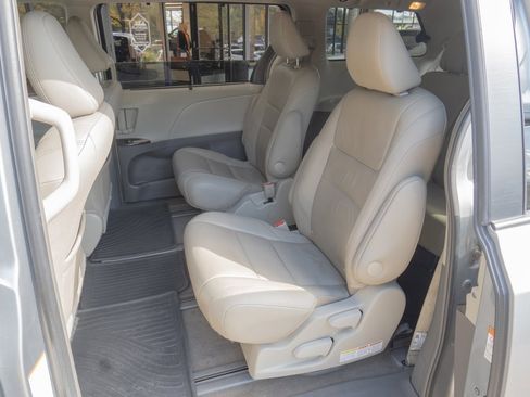 Used 2017 Toyota Sienna XLE Premium image 18