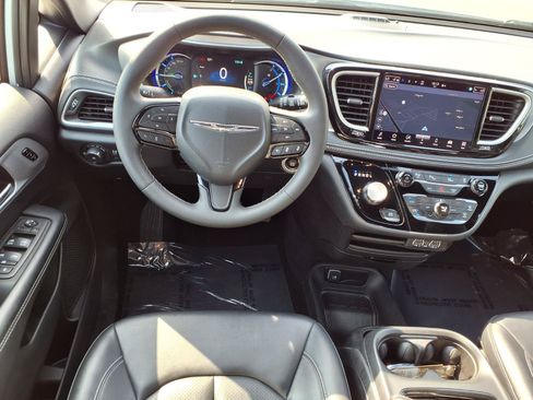 Used 2024 Chrysler Pacifica Limited FWD image 2