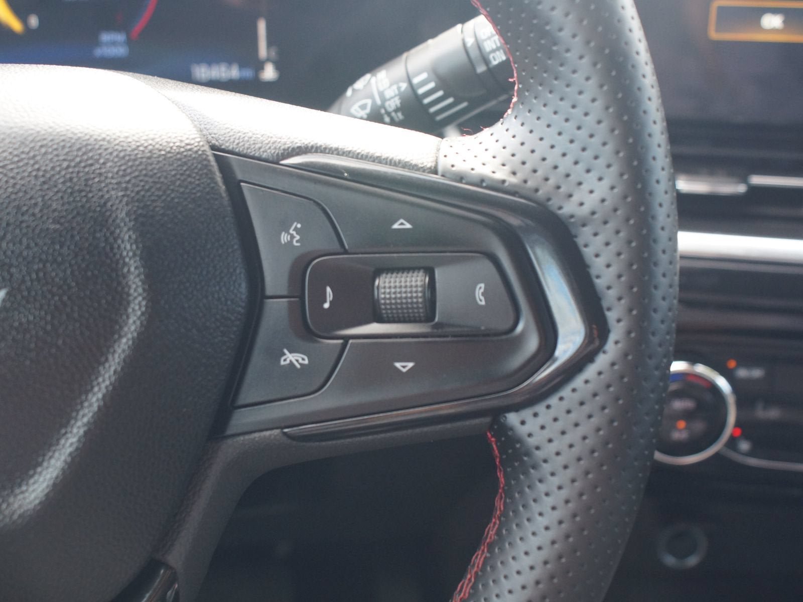 Used 2025 Chevrolet Trax RS w/ Sunroof Package FWD image 11