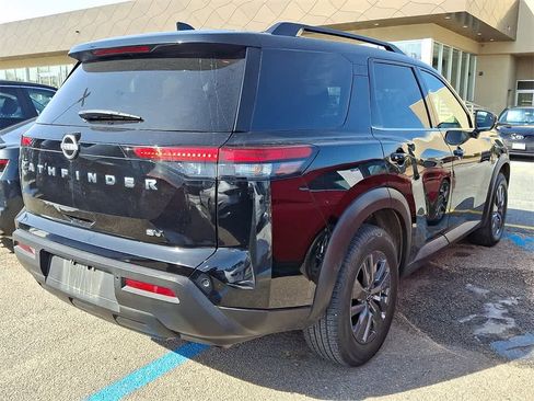 Used 2024 Nissan Pathfinder SV image 3