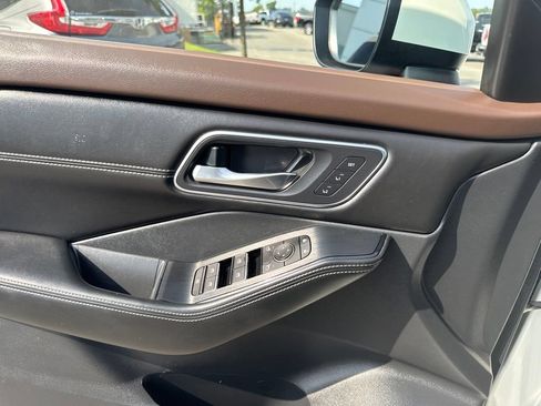 Used 2023 Nissan Rogue Platinum FWD image 11