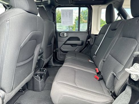 Used 2022 Jeep Wrangler Unlimited Sahara w/ Cold Weather Group AWD/4WD image 23