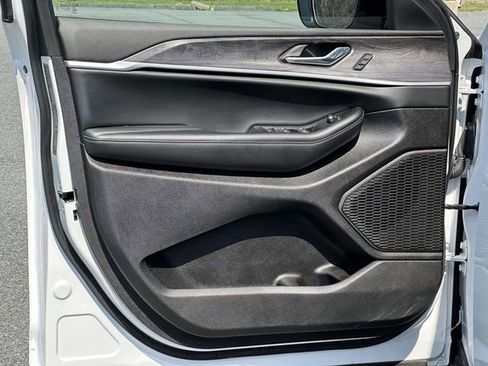 Used 2025 Jeep Grand Cherokee Limited w/ Black Appearance Package image 9