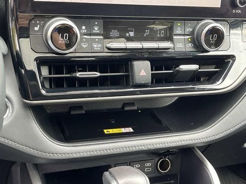 Used 2023 Toyota Highlander XLE AWD/4WD image 32