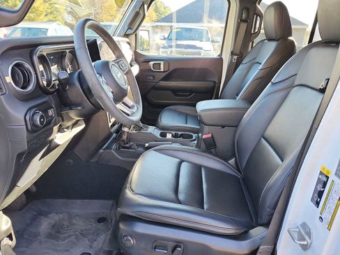 Used 2024 Jeep Wrangler Sahara image 11