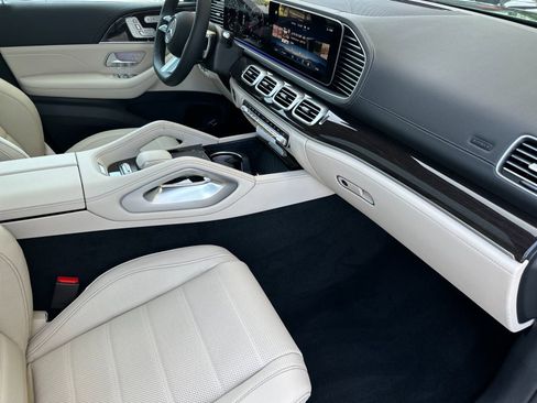 New 2026 Mercedes-Benz GLS 580 4MATIC image 16