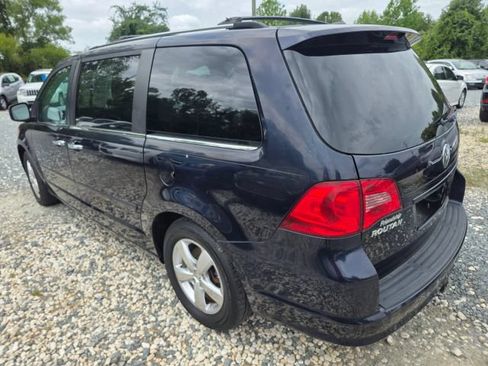 Used 2010 Volkswagen Routan SEL Premium FWD image 7