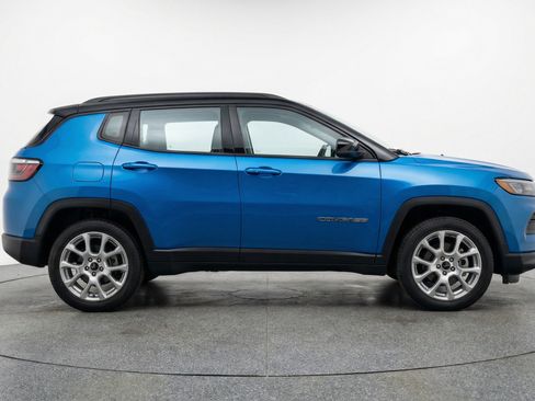 Used 2025 Jeep Compass Limited image 11