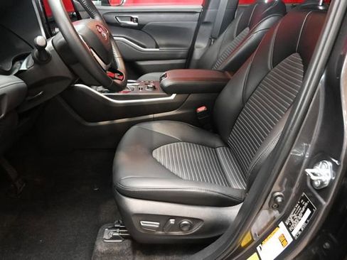 Used 2025 Toyota Highlander XSE image 2