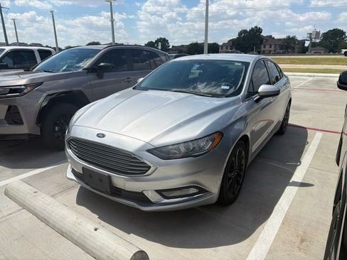 Used 2018 Ford Fusion SE w/ Equipment Group 201A FWD image 2