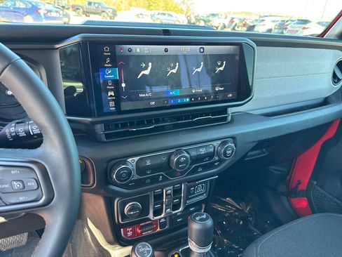 Used 2025 Jeep Wrangler Willys image 28