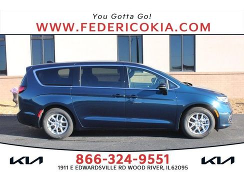 Used 2025 Chrysler Pacifica Select image 1