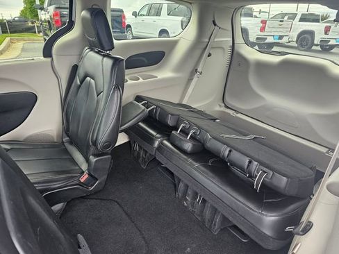 Used 2023 Chrysler Pacifica Touring-L FWD image 16