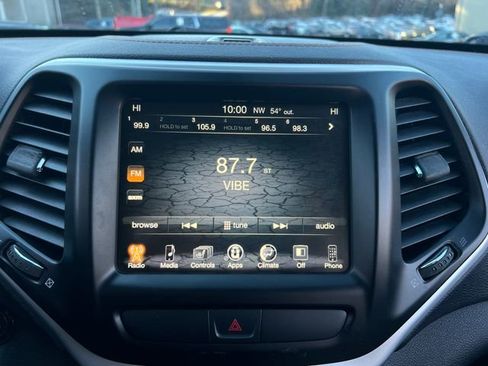 Used 2017 Jeep Cherokee Limited image 23