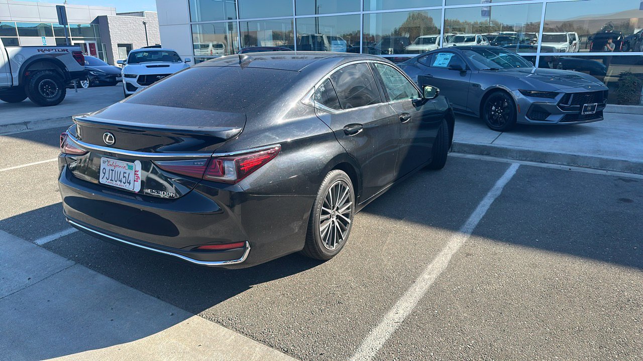 Used 2024 Lexus ES 300h w/ Premium Package FWD image 2