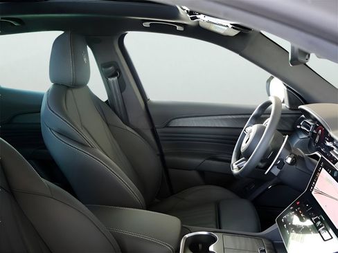 Used 2025 Maserati Grecale Modena image 10