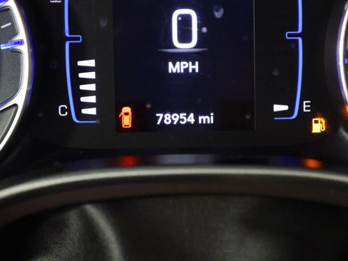 Used 2023 Chrysler Voyager LX FWD image 38