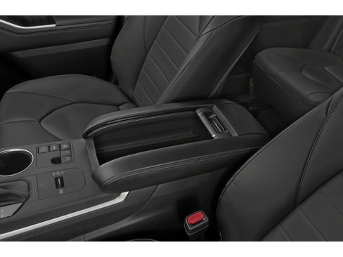Used 2023 Toyota Highlander XLE image 12