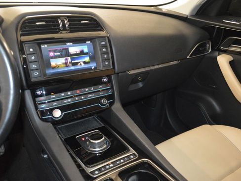 Used 2018 Jaguar F-PACE Premium image 25