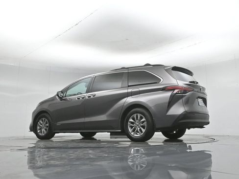 Used 2021 Toyota Sienna XLE FWD image 55