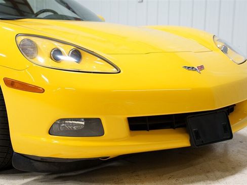 Used 2005 Chevrolet Corvette Coupe w/ Preferred Equipment Group RWD image 14