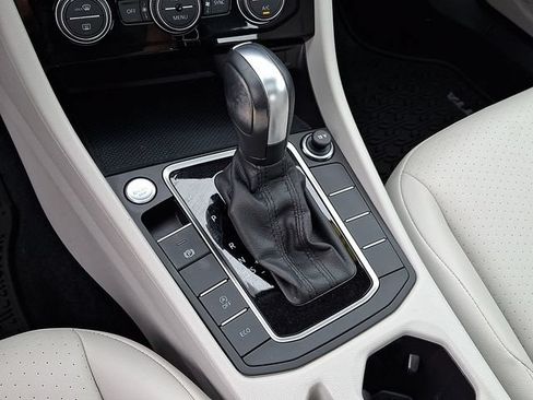 Used 2020 Volkswagen Jetta SE w/ SE Cold Weather Package FWD image 16