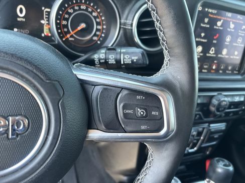 Used 2018 Jeep Wrangler Unlimited Sahara AWD/4WD image 13