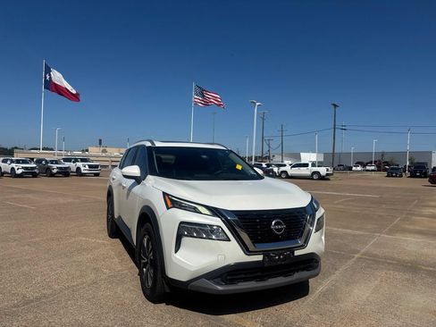 Used 2023 Nissan Rogue SV w/ SV Premium B Package FWD image 2