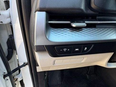 Used 2022 Kia Carnival LX FWD image 12