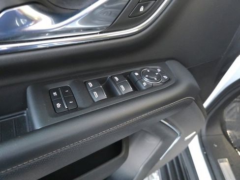 Used 2023 Chevrolet Suburban Premier image 25