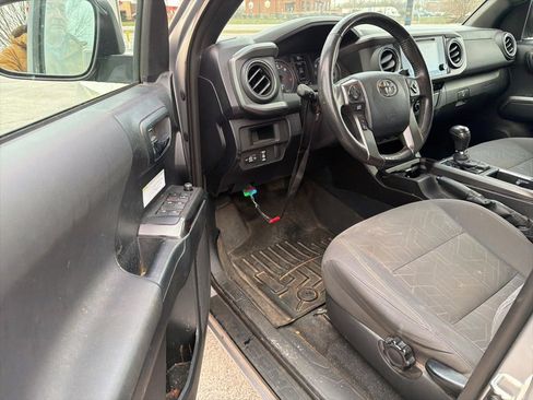 Used 2016 Toyota Tacoma TRD Off-Road w/ Premium & Technology Package image 8