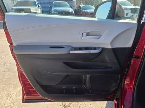 Used 2025 Toyota Sienna LE image 13