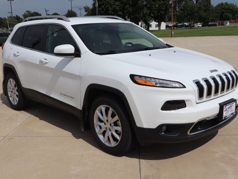 Used 2017 Jeep Cherokee Limited w/ Luxury Group AWD/4WD image 3