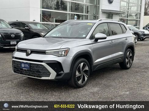 Certified 2025 Volkswagen Taos SE w/ Panoramic Sunroof Package image 8