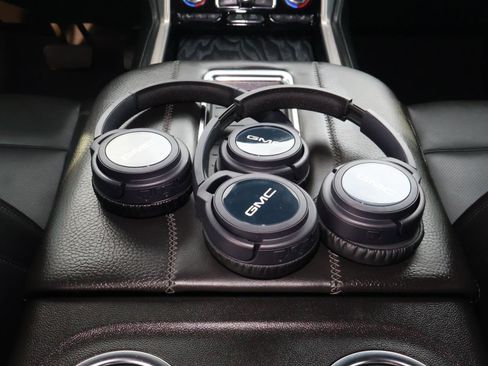 Used 2024 GMC Yukon Denali w/ Advanced Technology Package image 11