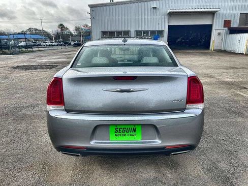 Used 2018 Chrysler 300 Touring L image 31
