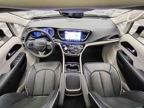 Used 2024 Chrysler Pacifica Limited w/ Trailer Tow Group image 2