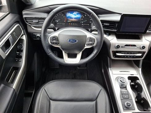 Used 2022 Ford Explorer XLT w/ Equipment Group 202A image 2