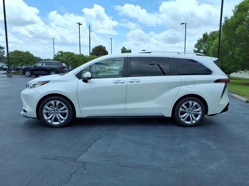 Used 2022 Toyota Sienna Platinum FWD image 6