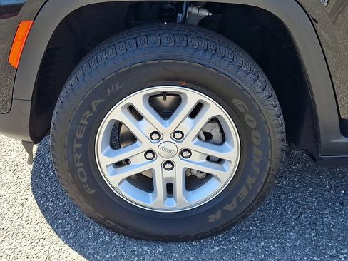 Used 2023 Jeep Grand Cherokee Laredo AWD/4WD image 29