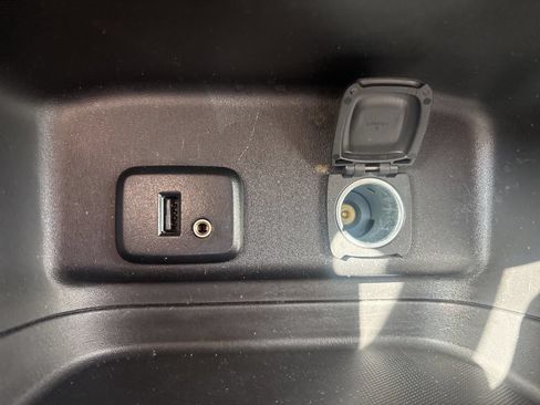 Used 2018 Chevrolet Equinox LT FWD image 21