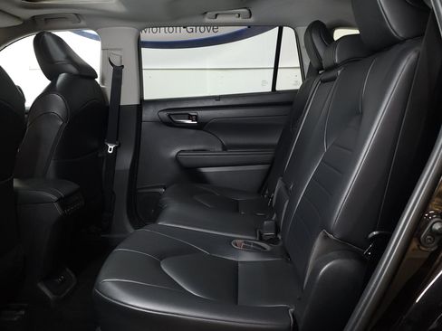 Used 2020 Toyota Highlander XLE AWD/4WD image 17