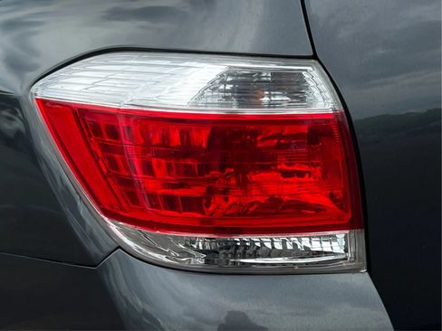 Used 2011 Toyota Highlander Limited w/ Tow Pkg AWD/4WD image 34