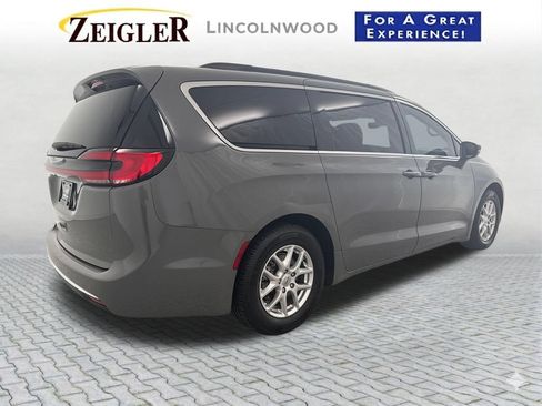 Used 2022 Chrysler Pacifica Touring-L FWD image 6