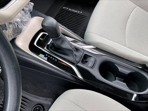 Used 2020 Toyota Corolla LE image 16